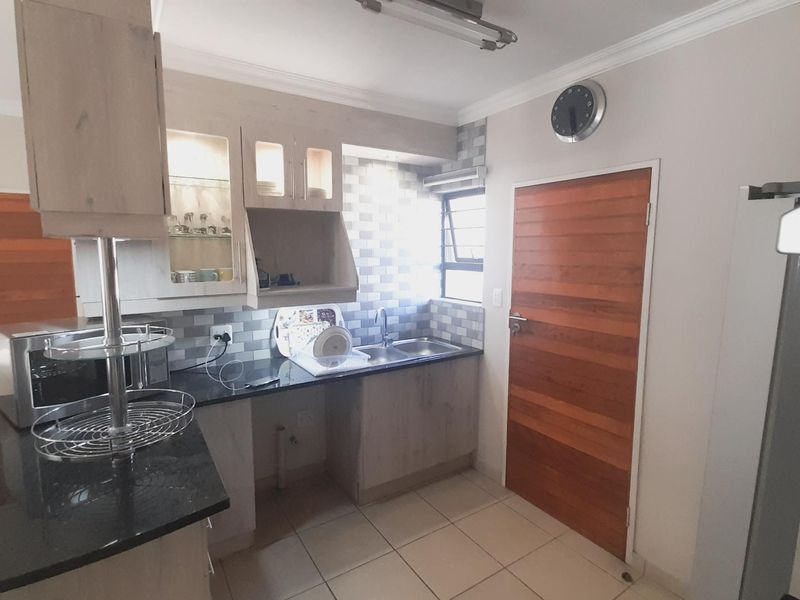 "Prime Riverfront Living: Unobstructed Views & Modern Luxury" - Photo 8