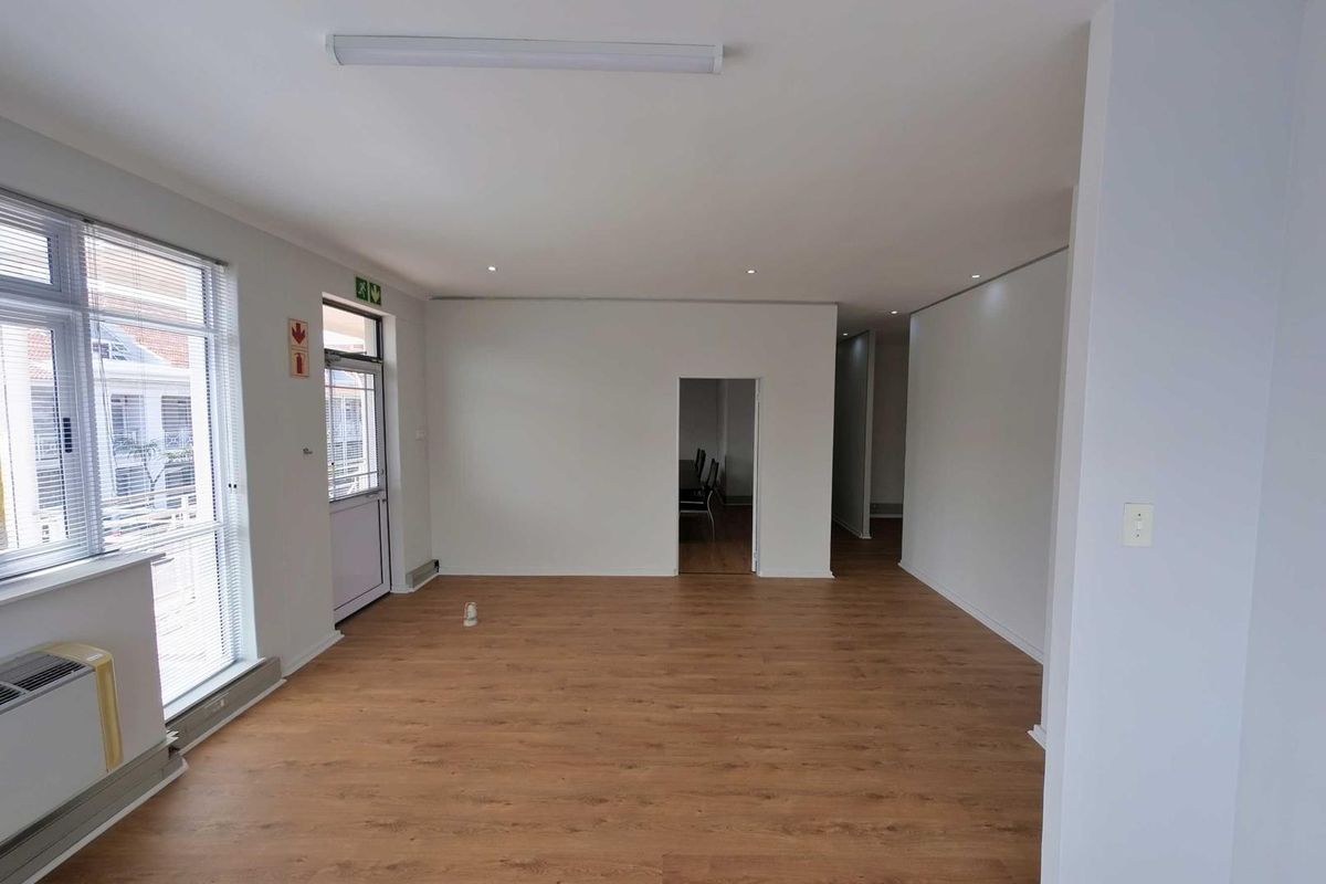 Verstile, Light-Filled Office in Century Square! - Photo 4