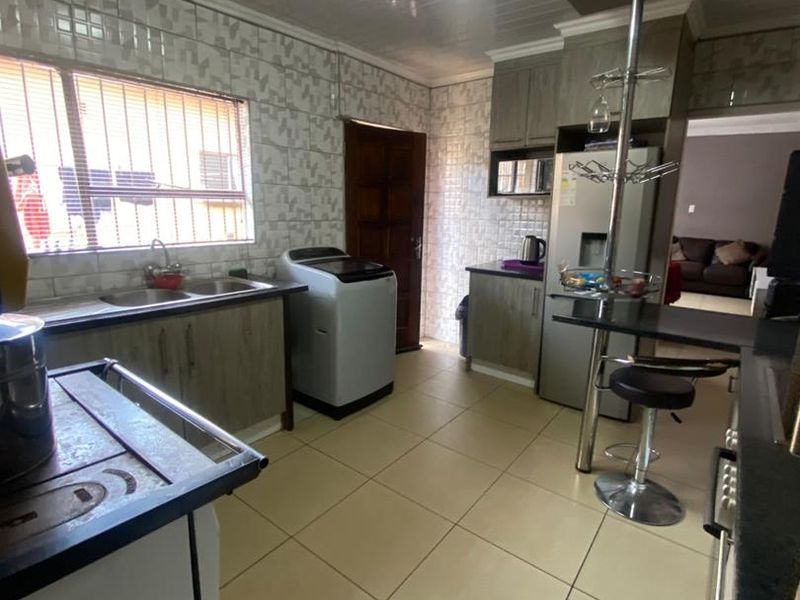 Three bedroom home for sale - Photo 4