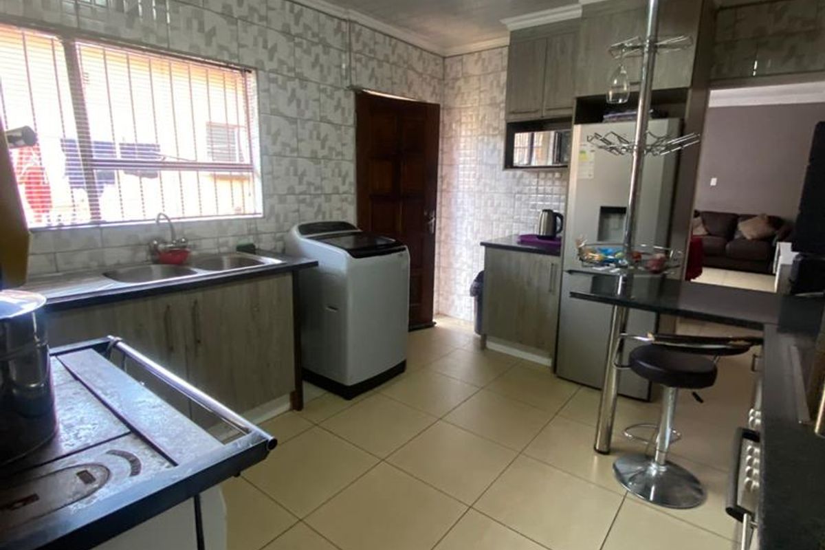 Three bedroom home for sale - Photo 4