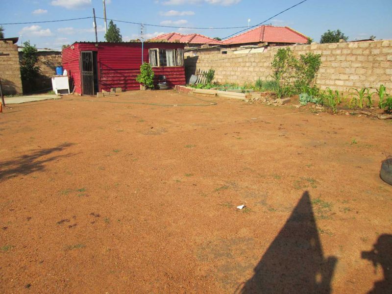A VERY BIG STAND FOR SALE IN SOSHANGUVE BLOCK X  BARGAIN - Photo 2