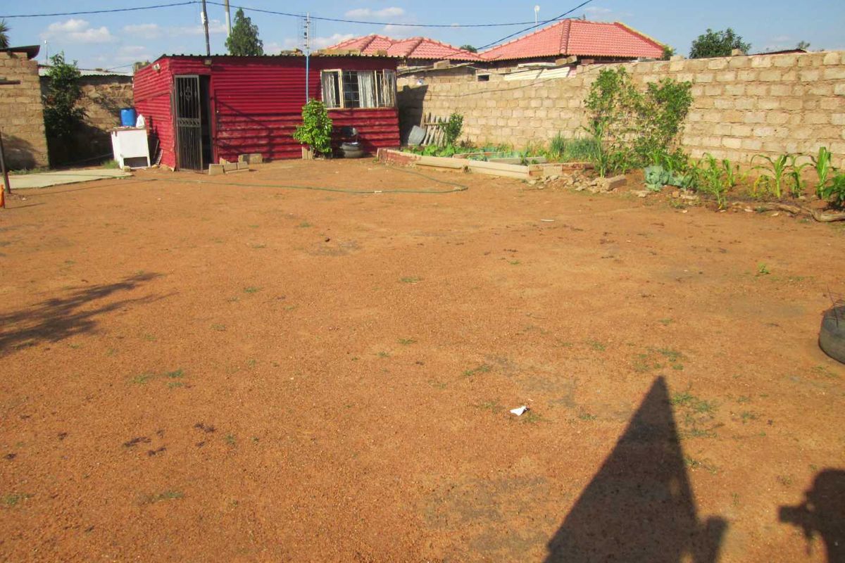 A VERY BIG STAND FOR SALE IN SOSHANGUVE BLOCK X  BARGAIN - Photo 2
