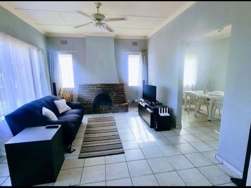 Home in a secure area with flatlet! - Photo 3
