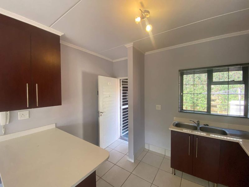 Ground Floor Gem with Private Garden & Pet Friendly Living - Photo 5
