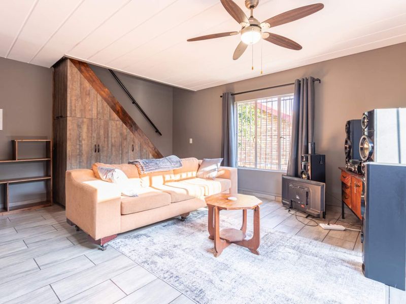 Newly listed 2 bed 1.5 bath duplex. Wilgeheuwel - Photo 4