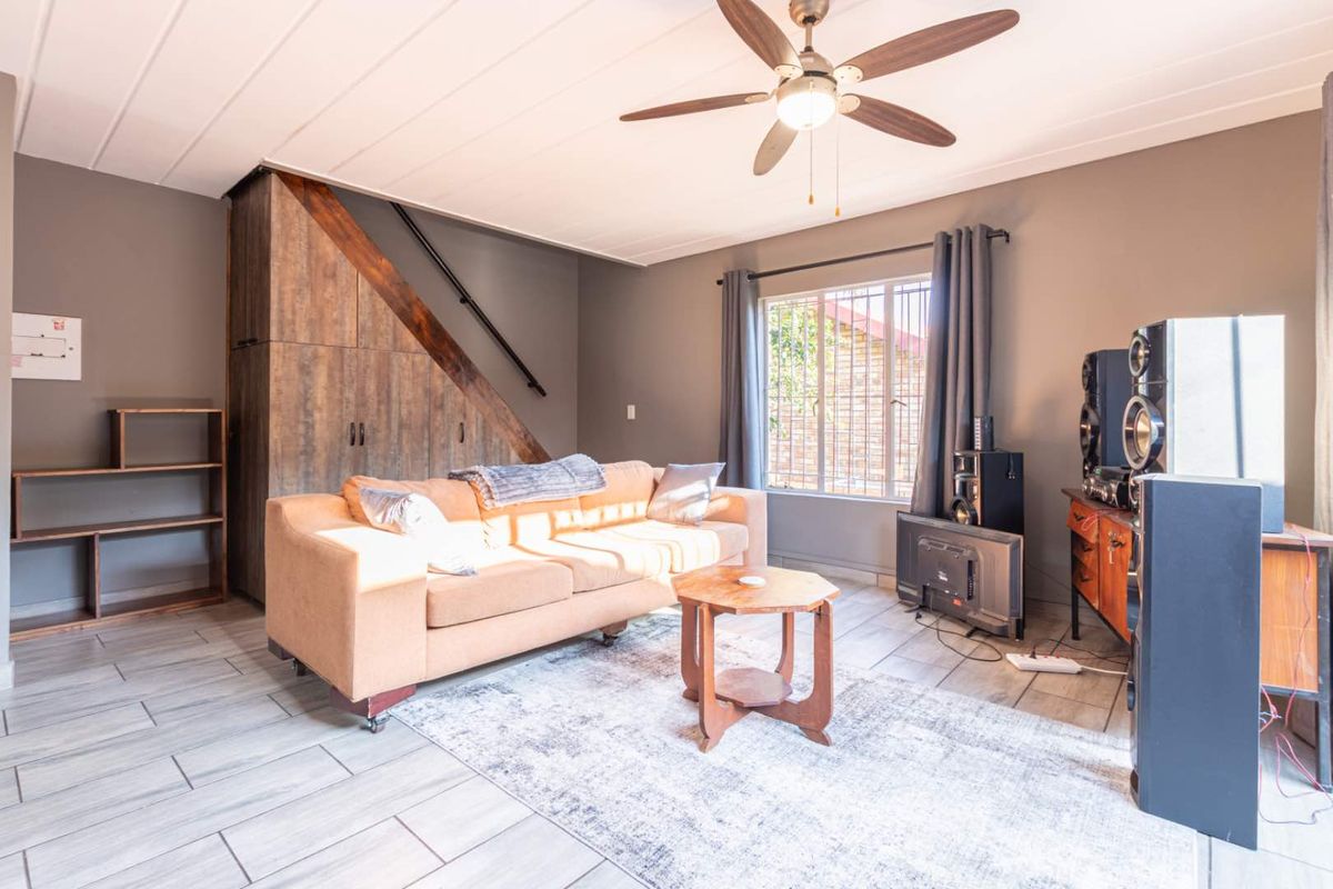 Newly listed 2 bed 1.5 bath duplex. Wilgeheuwel - Photo 4