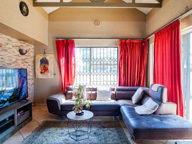 Immaculate 2 Bedroom Townhouse in the Hutch Complex - Photo 4