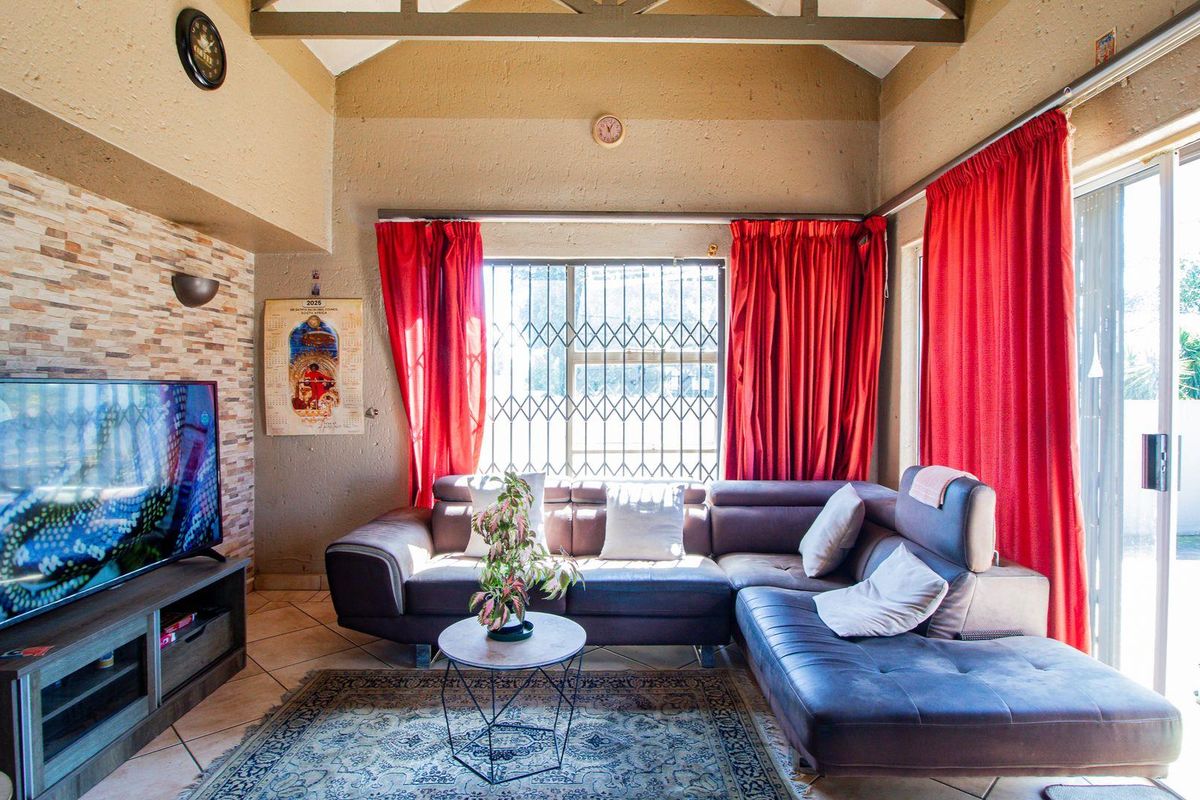 Immaculate 2 Bedroom Townhouse in the Hutch Complex - Photo 4