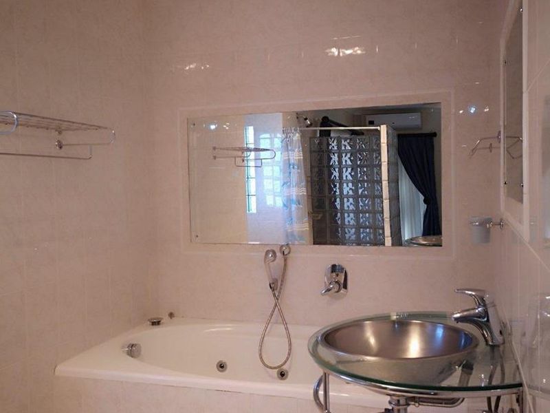 Large family home on corner plot - Photo 6