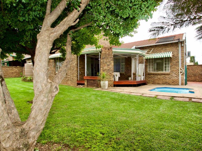 Beautiful Move in and Live Family Home. - Photo 3