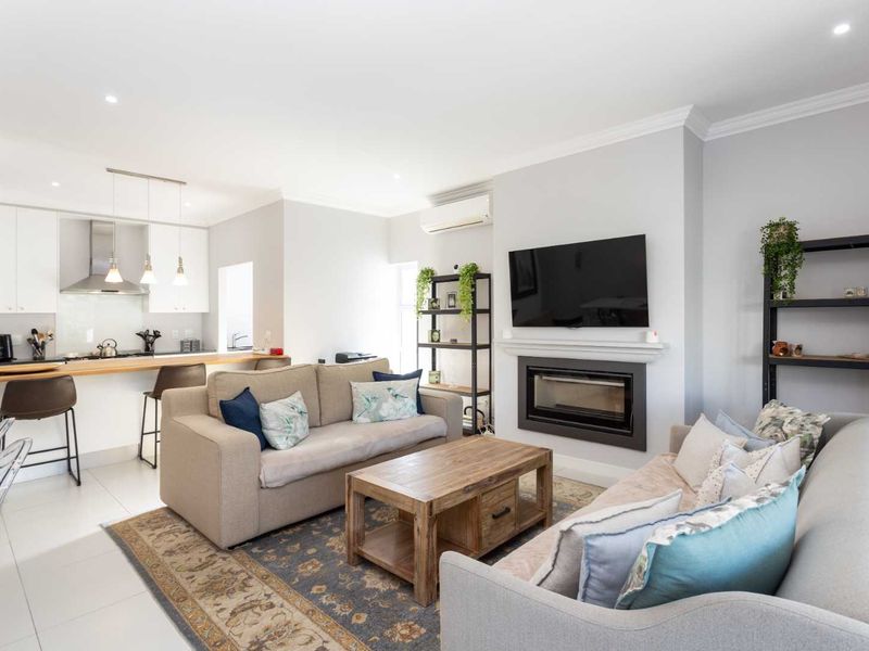 Elegant Three-Bedroom Home in The Vines on Val de Vie Estate - Photo 2