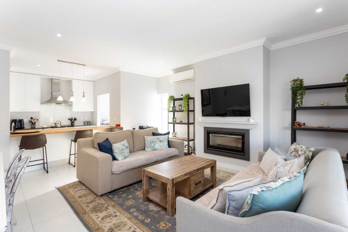 Elegant Three-Bedroom Home in The Vines on Val de Vie Estate - Photo 2