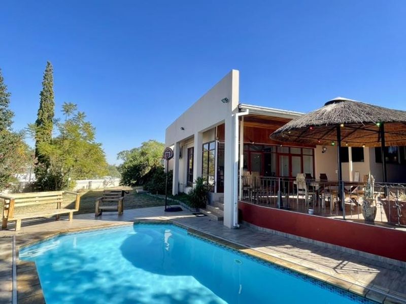 4 Bedroom Large family home in Eros, with beautiful garden, entertainment area and pool - Photo 3