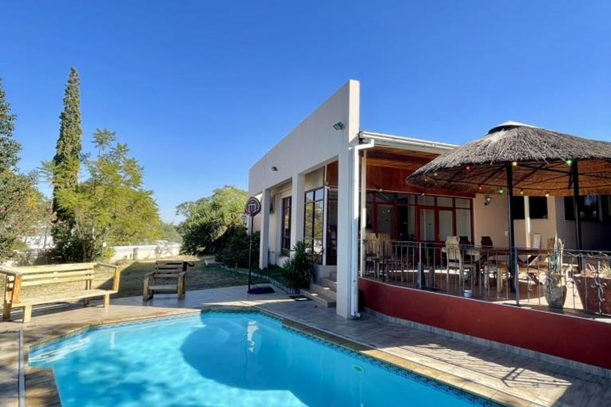 4 Bedroom Large family home in Eros, with beautiful garden, entertainment area and pool - Photo 3