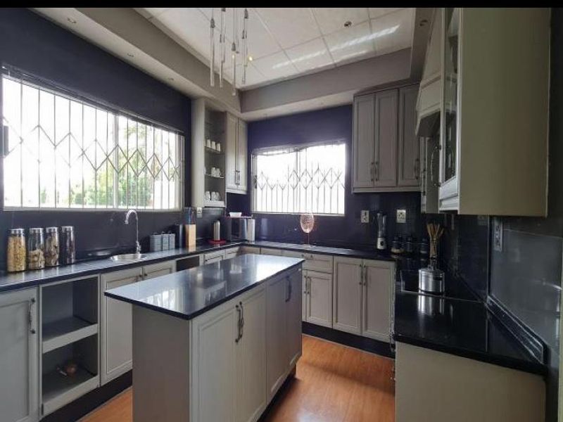 Stunning Luxury Home for Sale in Sterpark, Polokwane - Photo 6