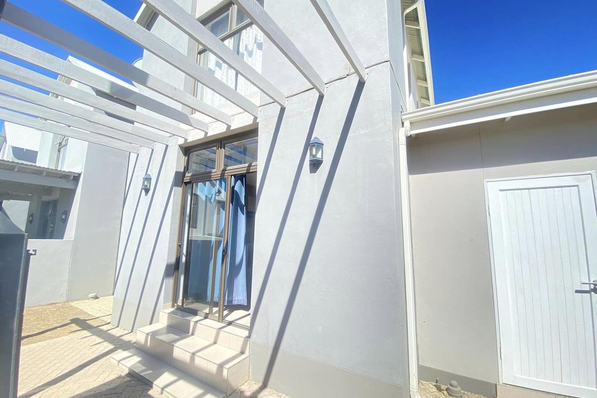 2 Bedroom Townhouse For Sale - Photo 2