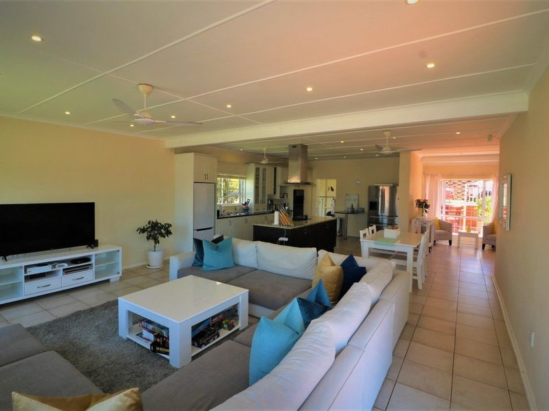 Stunning Freestanding Home - Photo 5