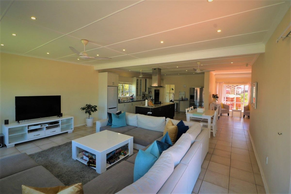 Stunning Freestanding Home - Photo 5
