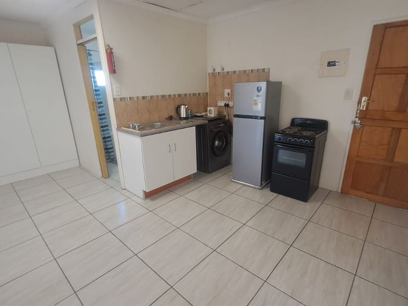 Garden Barchelor Cottage For Rent In Brackendowns - Photo 2