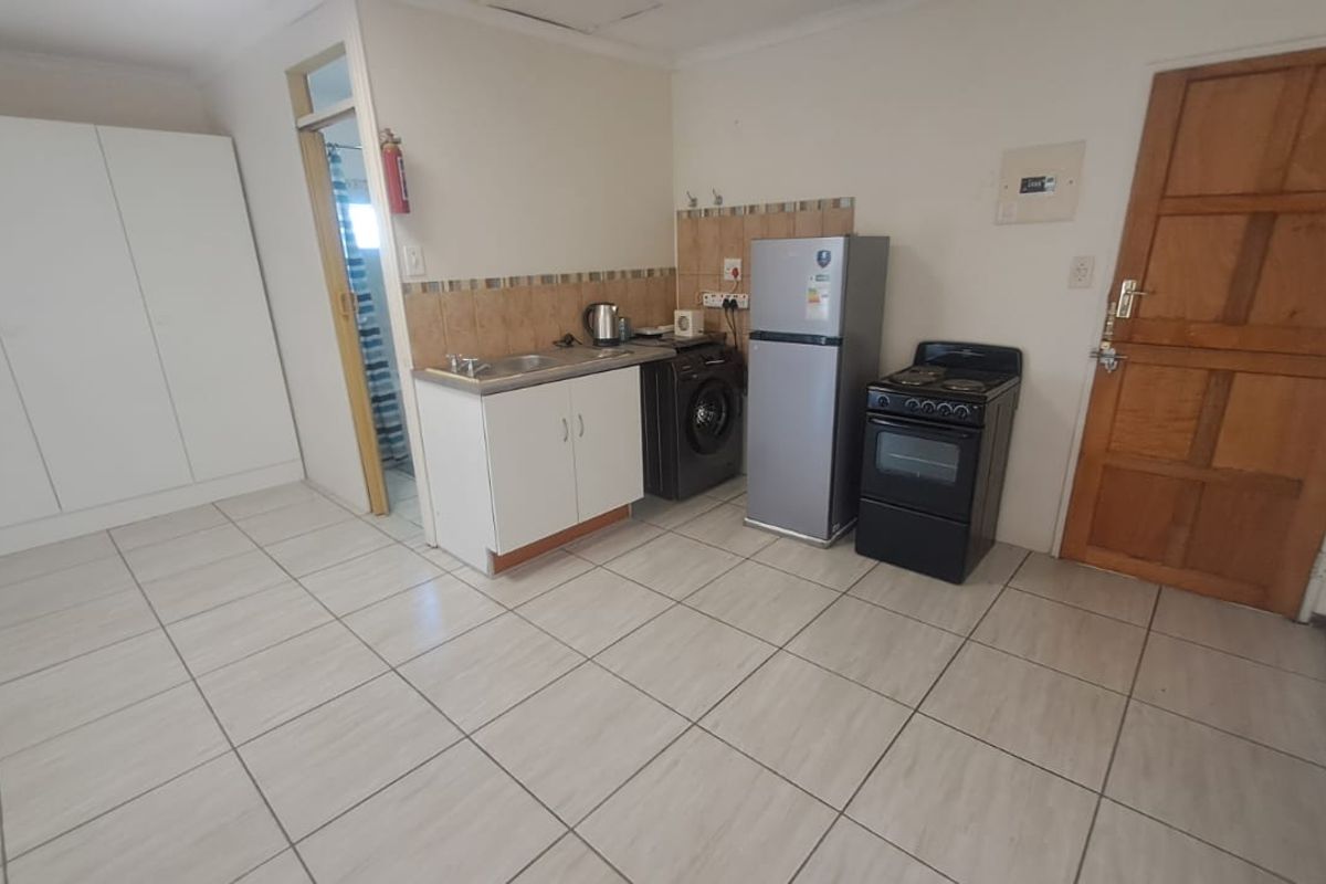 Garden Barchelor Cottage For Rent In Brackendowns - Photo 2