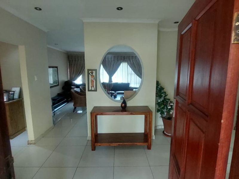 Family Haven: 6 Bedrooms with Pool & Security! - Photo 3