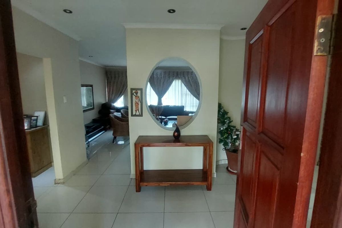 Family Haven: 6 Bedrooms with Pool & Security! - Photo 3