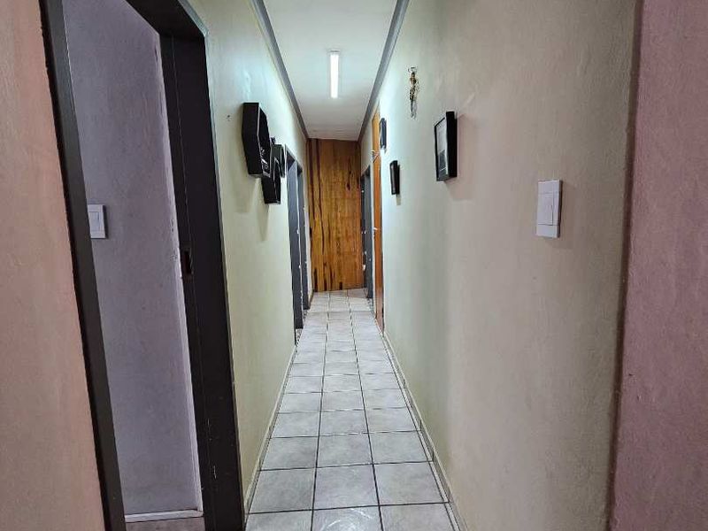 Spacious 3-Bdroom Home with swimming-pool and income generating Flatlet in Dorandia - Photo 10