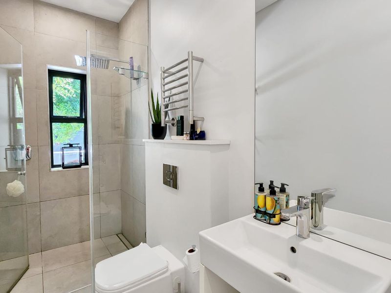 Live where it's all happening - Photo 9