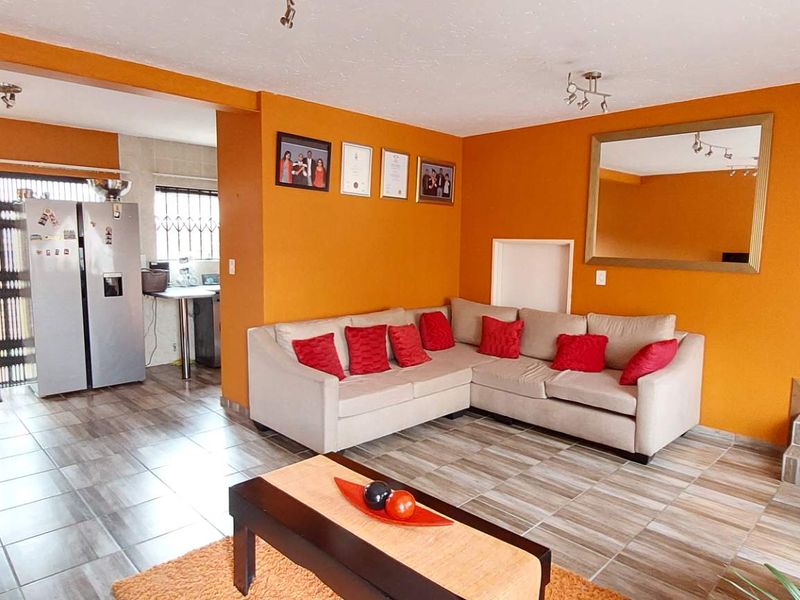 Modern Comfort in a 3-Bedroom, pet friendly duplex - Photo 2