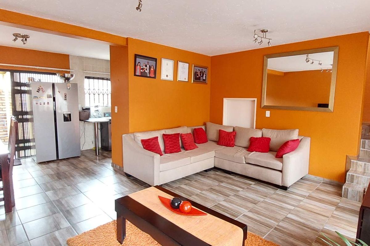 Modern Comfort in a 3-Bedroom, pet friendly duplex - Photo 2