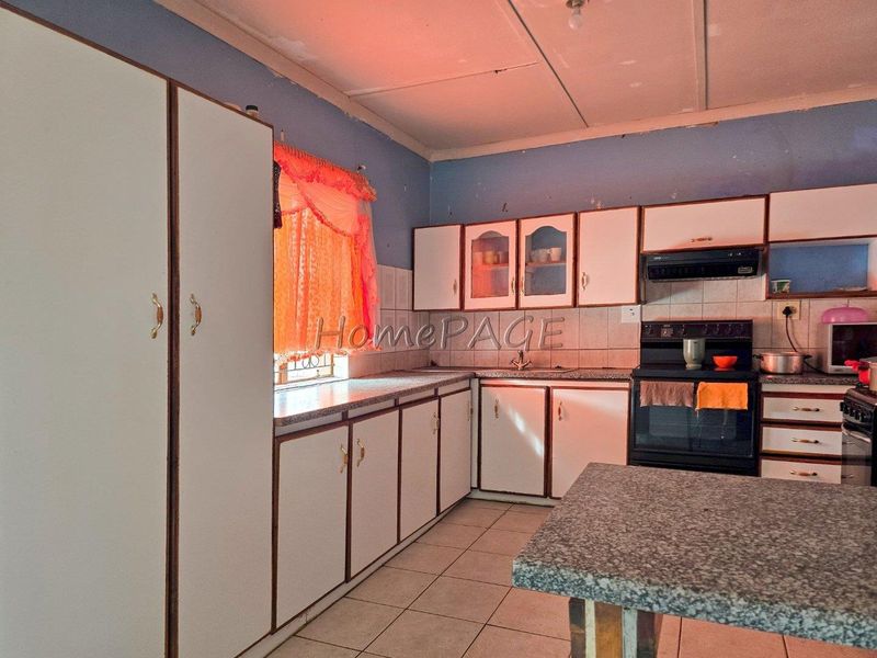 Outjo:  Basic Family Home with flat and double Garage for Sale - Photo 3