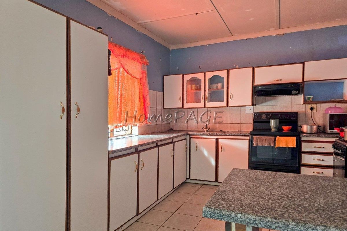 Outjo:  Basic Family Home with flat and double Garage for Sale - Photo 3