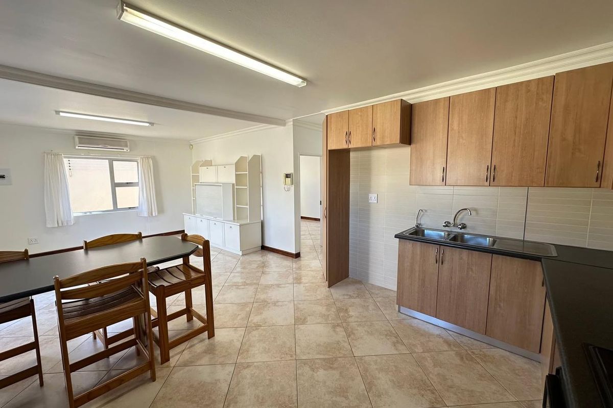 3 Bedroom House TO LET in Cimbebasia - Photo 3