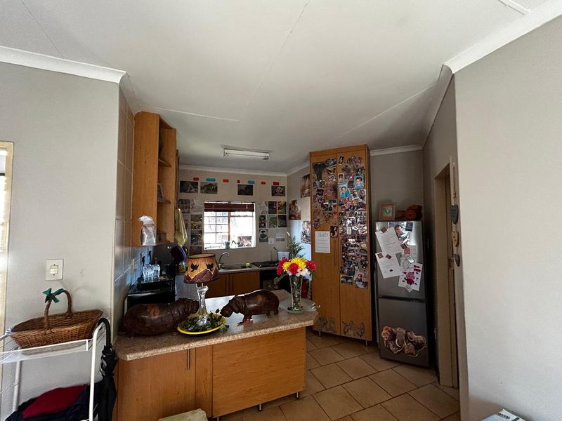 Cozy & Secure: 2-Bedroom Gem with Open-Plan Living, Covered Stoop & Garden Care! - Photo 3