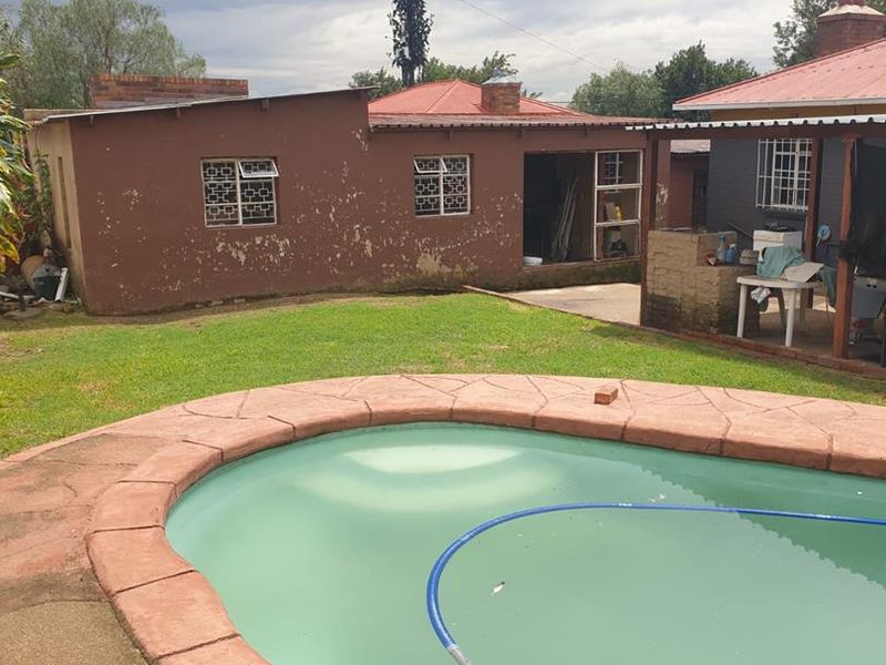 Home with pool and potential flatlet - Photo 8