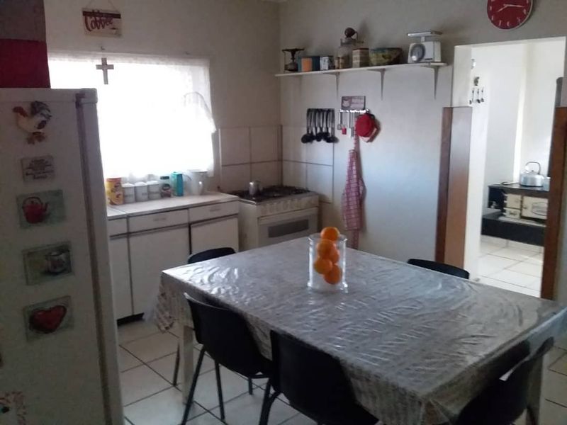 Farm in the South of Namibia, well established infrastructure and sufficient grazing.  Two farmhouses, outbuildings and staff accomodation - Photo 3