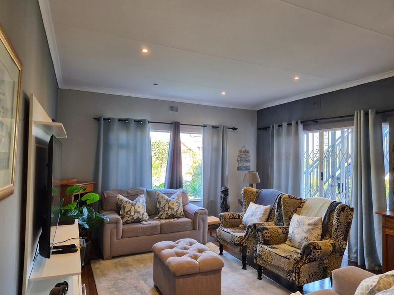 Spacious three-bedroom family home in Bluff featuring a swimming pool, lapa, and scenic garden views. Includes flatlet - Photo 4