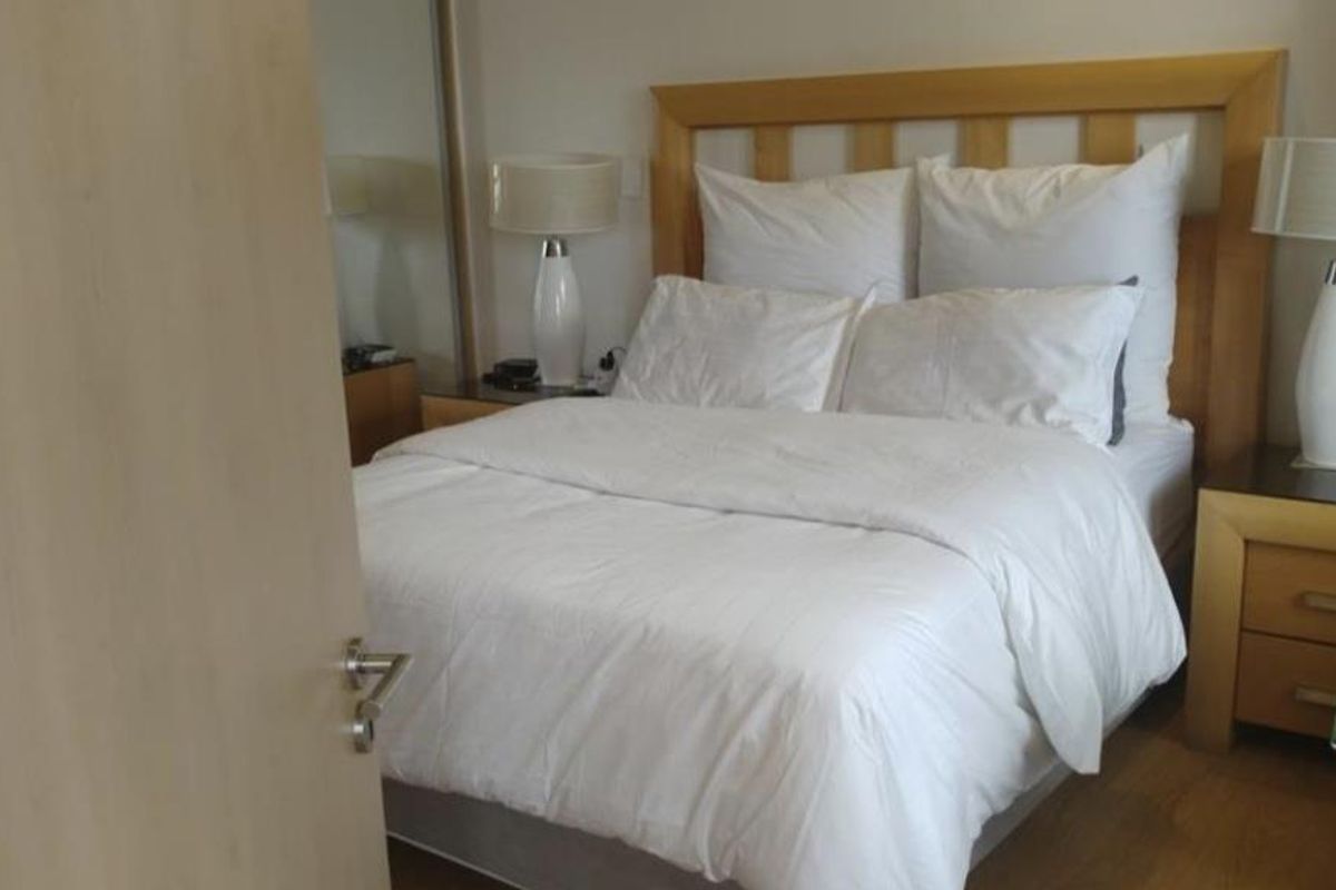 A LOVELY ONE BEDROOM FURNISHED GARDEN APARTMENT - Photo 3