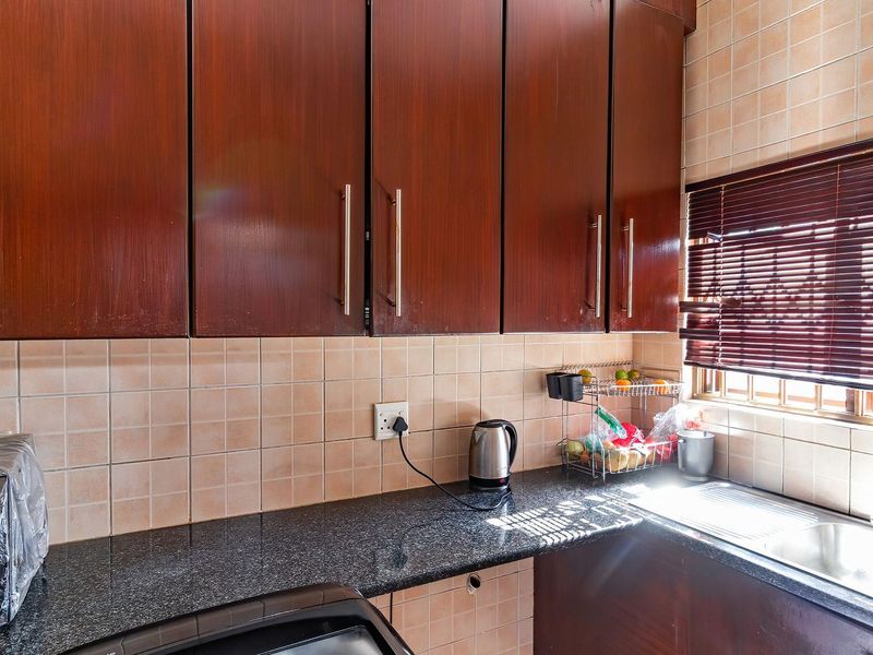 Stunning House In Rooihuiskraal Ext 22 - Photo 7