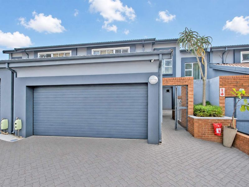 Stylish 3 Bedroom Townhouse in Edenburg,Rivonia - Photo 1