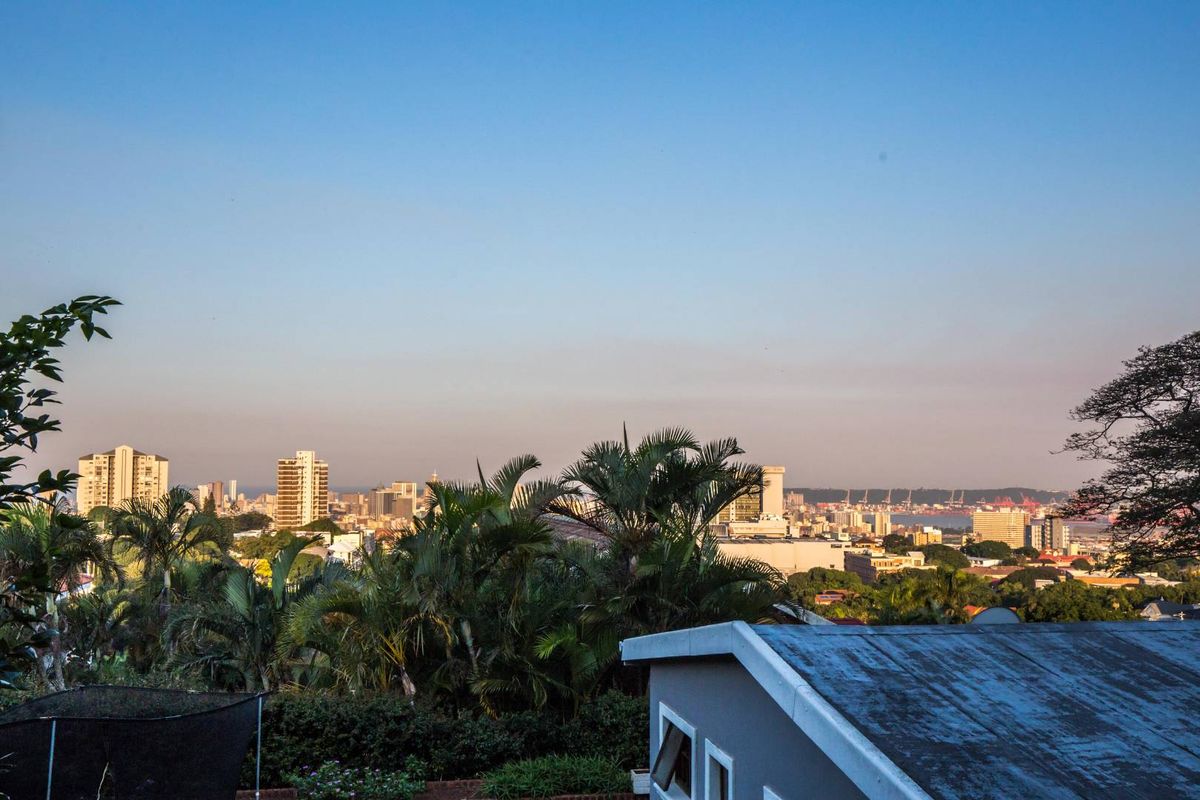 Modern Townhouse - Photo 2