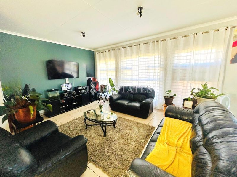 3-Bedroom Home With Flatlet On Large Erf - Photo 3