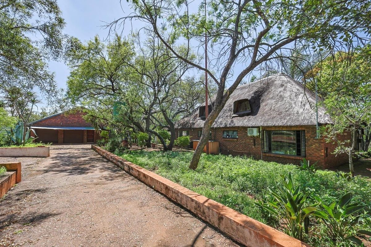 4.2ha Smallholding With Warehouse, Flats & Thatched Home – Kameeldrift West - Photo 5