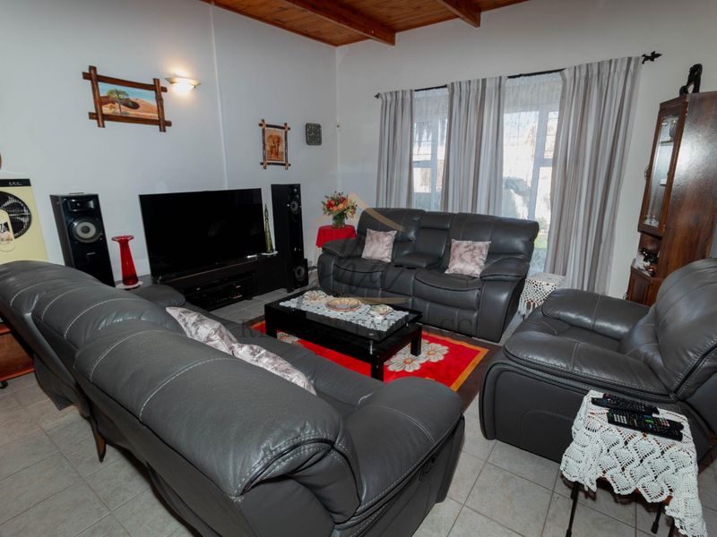 Well maintained with partial ocean views - Photo 5