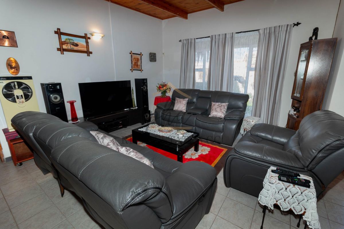 Well maintained with partial ocean views - Photo 5