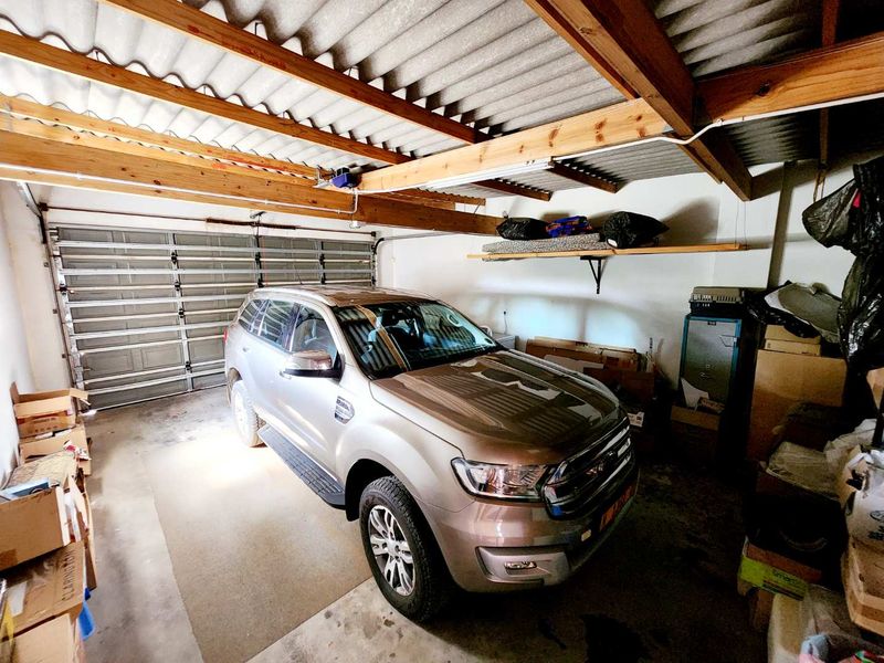 Corner property with 2 flats. - Photo 6