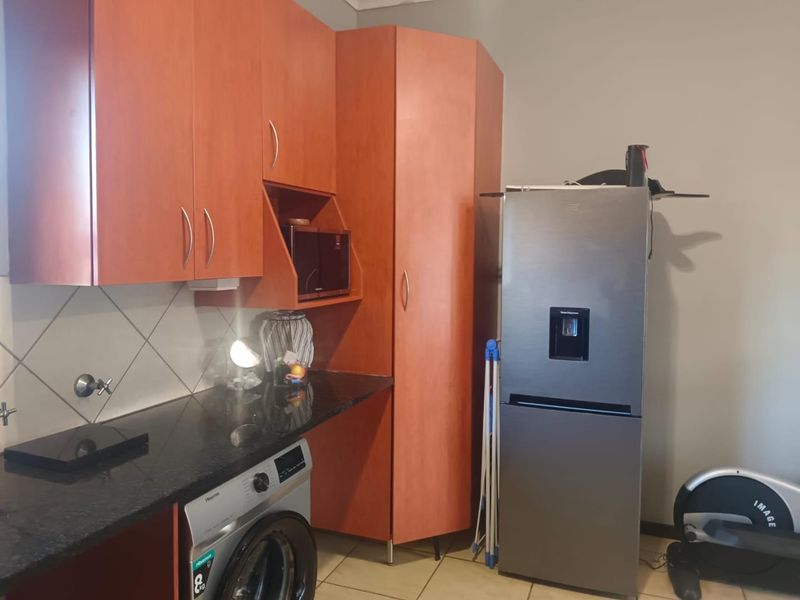 Three bedroom upstairs unit - Photo 2