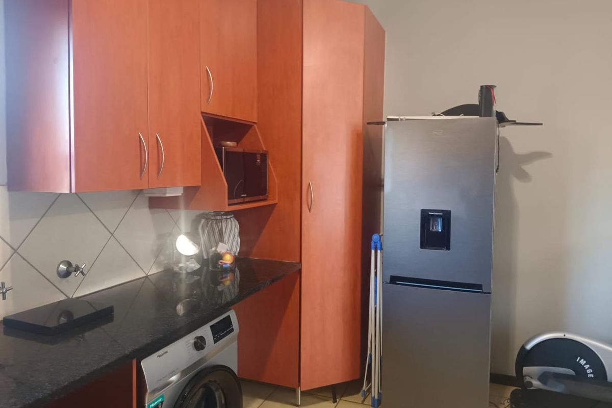 Three bedroom upstairs unit - Photo 2