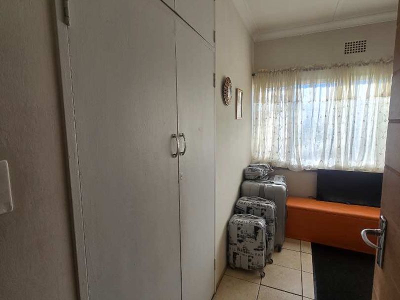 Family home with pool and flatlet - Photo 9