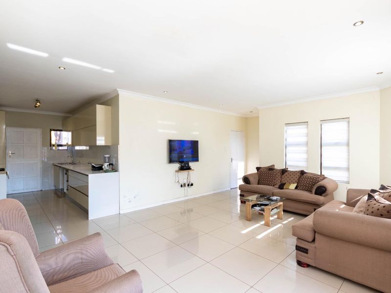 Modern 3 Bedroom House - Photo 5